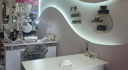 Interno elegante di L'angolo delle donne a Chiavari, Liguria, IT con area manicure moderna.