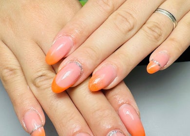 Manicure elegante con smalto arancione vivace a L'angolo delle donne, Chiavari, Liguria, IT.