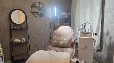 Beauty Home therapy room with treatment bed in Edinburgh, Scotland, GB, offering a serene relaxation experience.