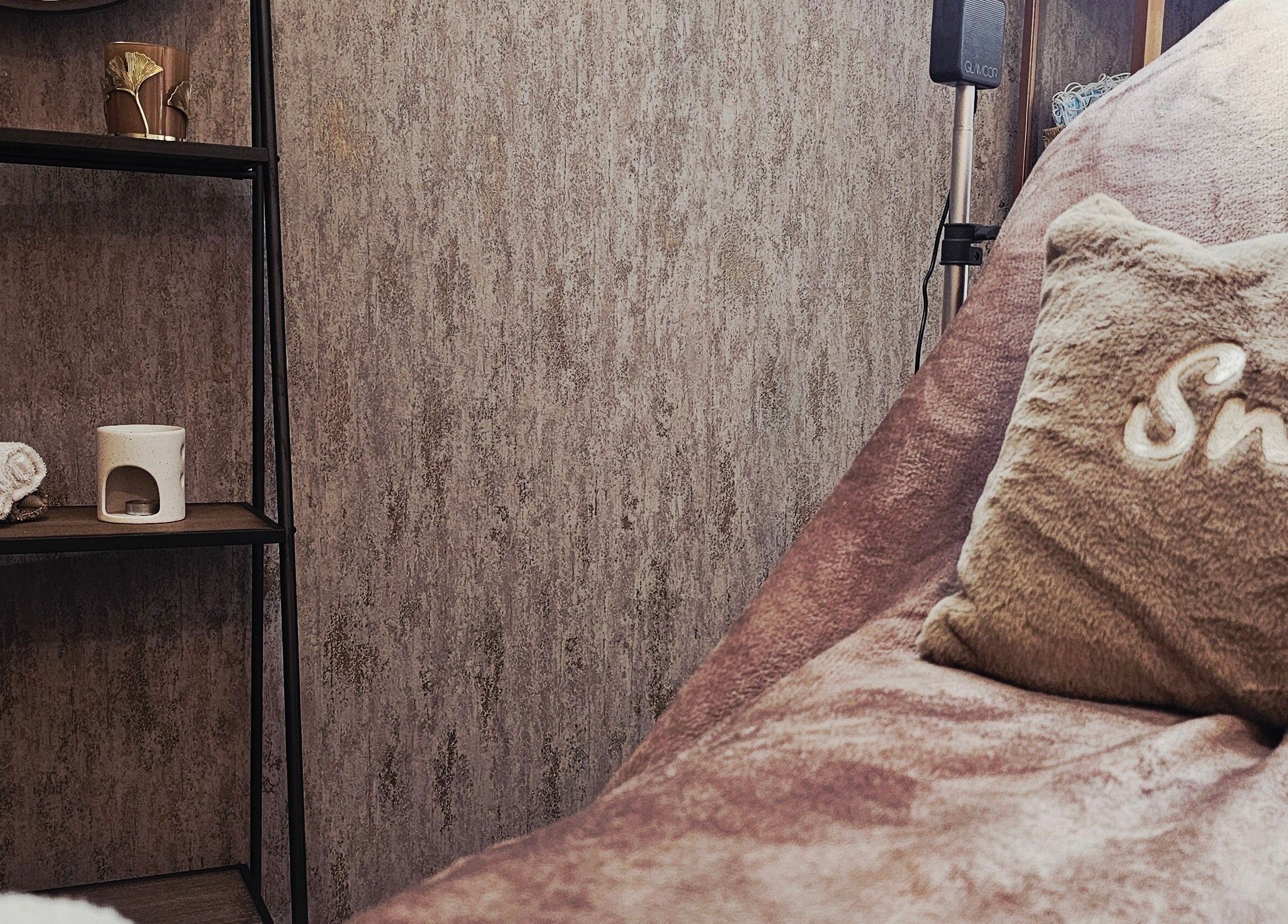 Cozy relaxation area at Beauty Home, Edinburgh, Scotland, GB with soft plush decor and ambient lighting.