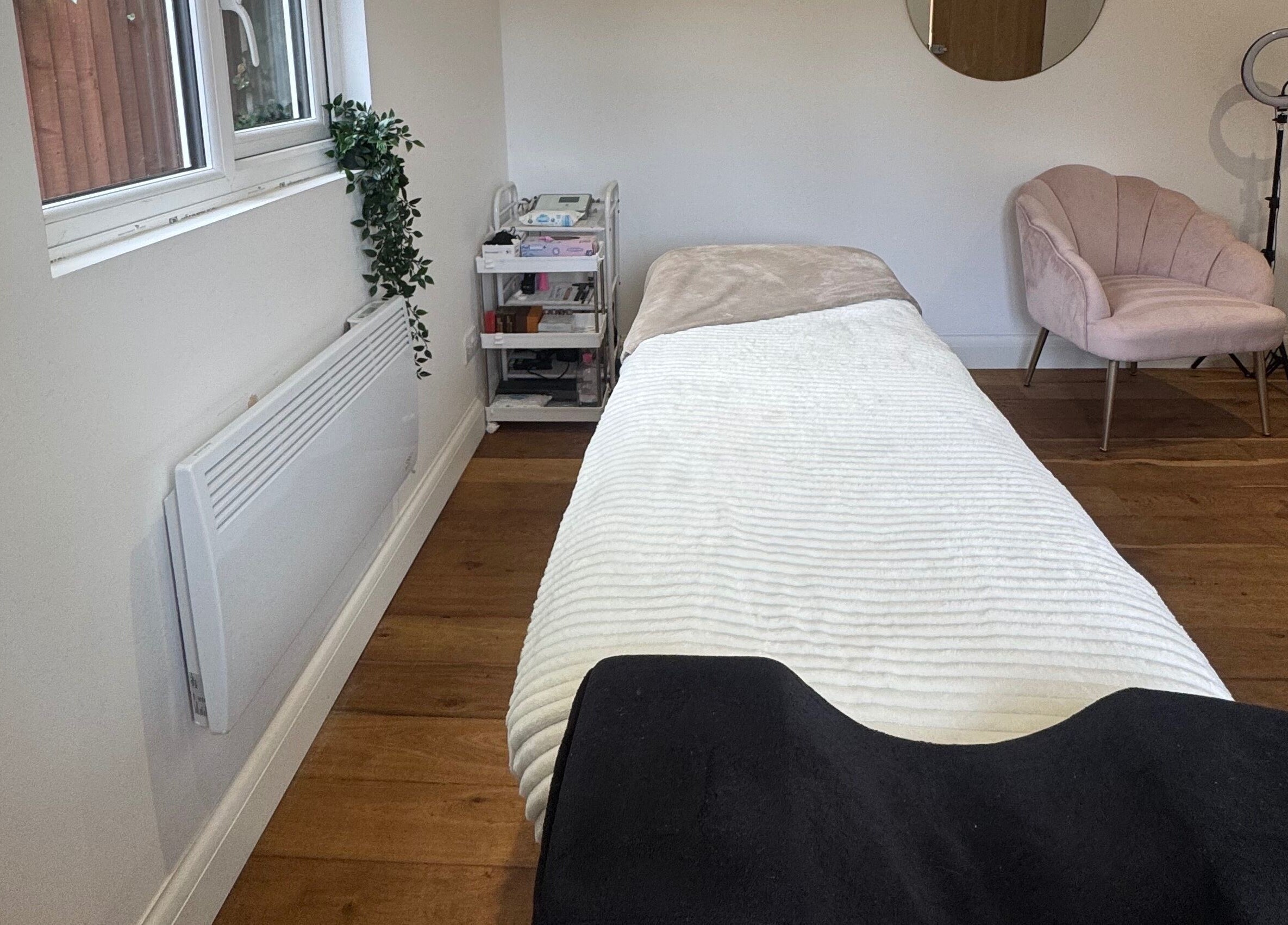 Cozy treatment room at Arch & Lash co. in Guildford, England, GB featuring a relaxing setup.