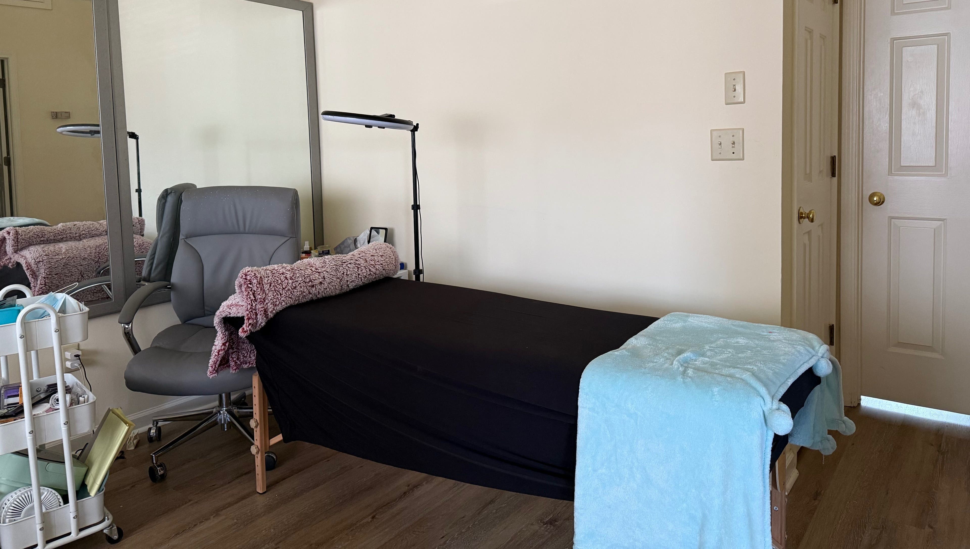 Espacio de bienestar en Queens Room, Salisbury, North Carolina, US. Camilla y silla para tratamientos.