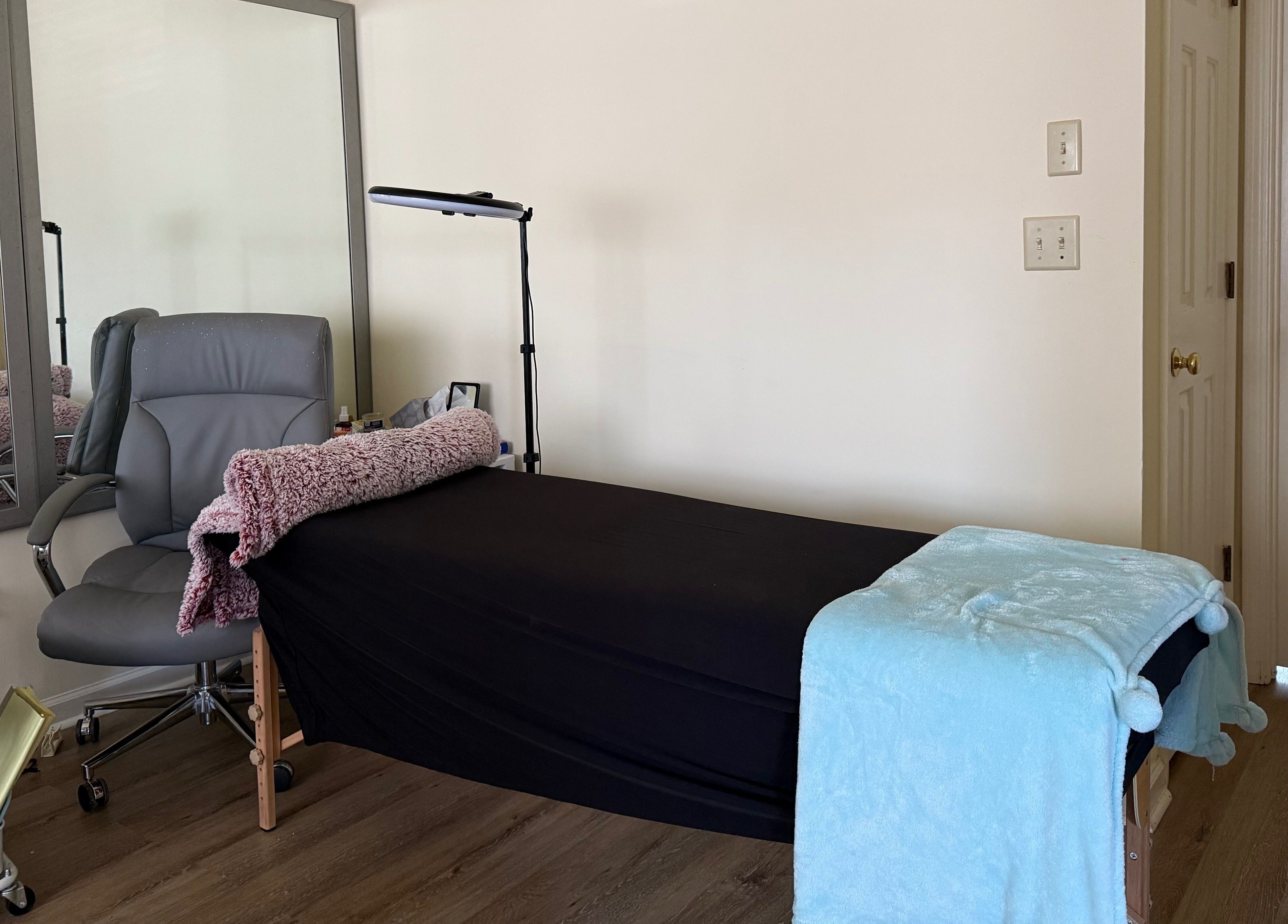 Espacio de bienestar en Queens Room, Salisbury, North Carolina, US. Camilla y silla para tratamientos.