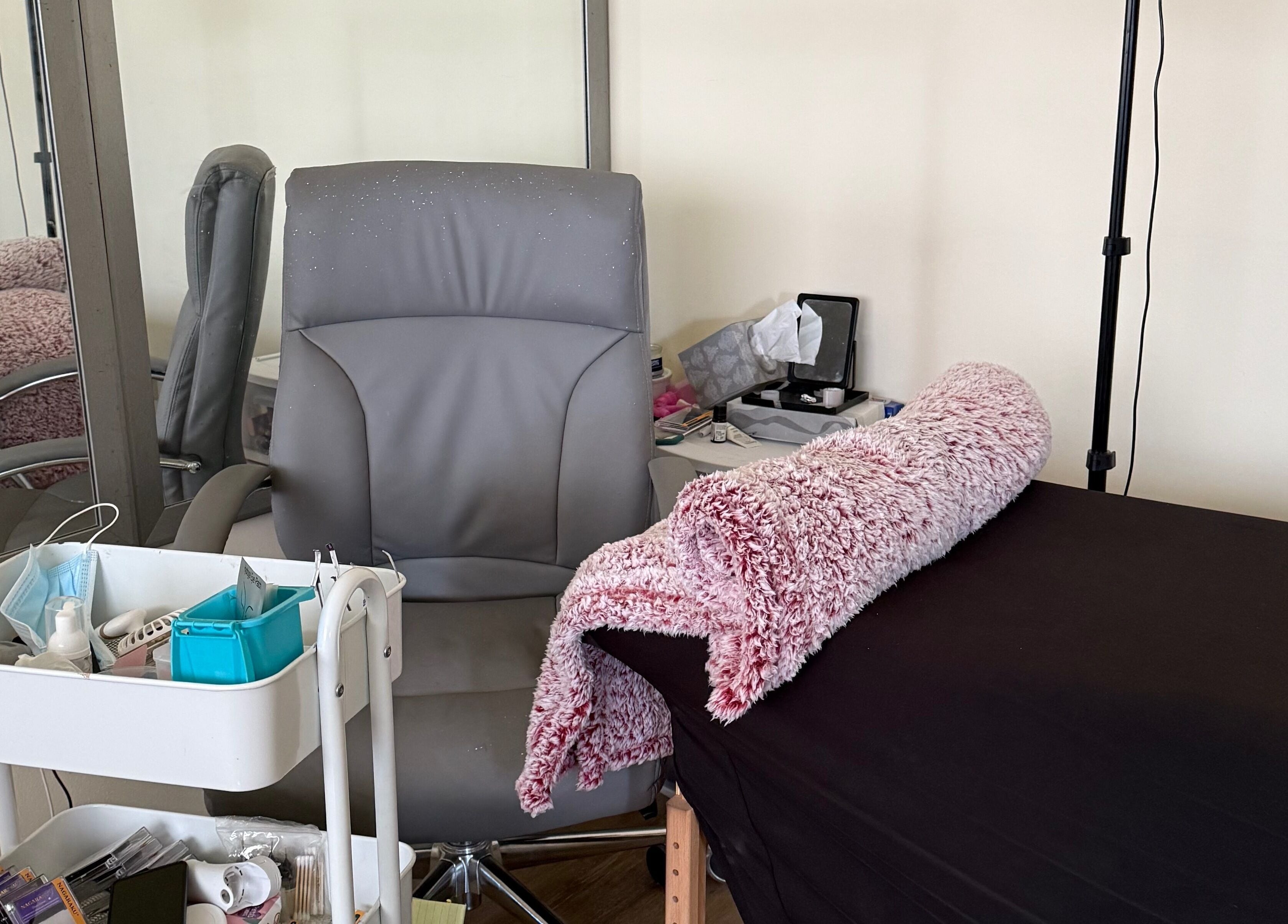 Sala de bienestar en Queens Room, Salisbury, North Carolina, US, con silla y mesa de masajes.