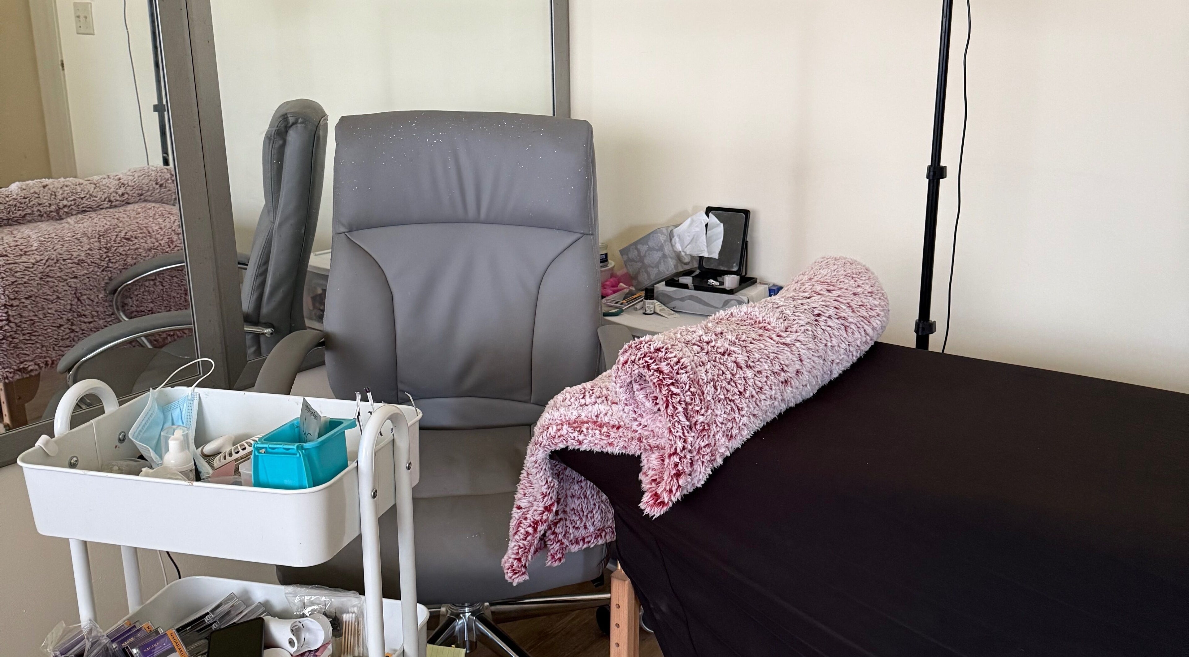 Sala de bienestar en Queens Room, Salisbury, North Carolina, US, con silla y mesa de masajes.