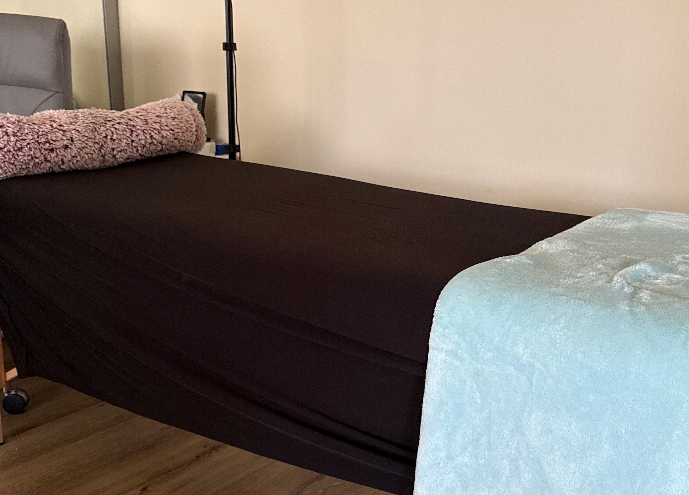 Sala de masajes acogedora en Queens Room, Salisbury, North Carolina, US.