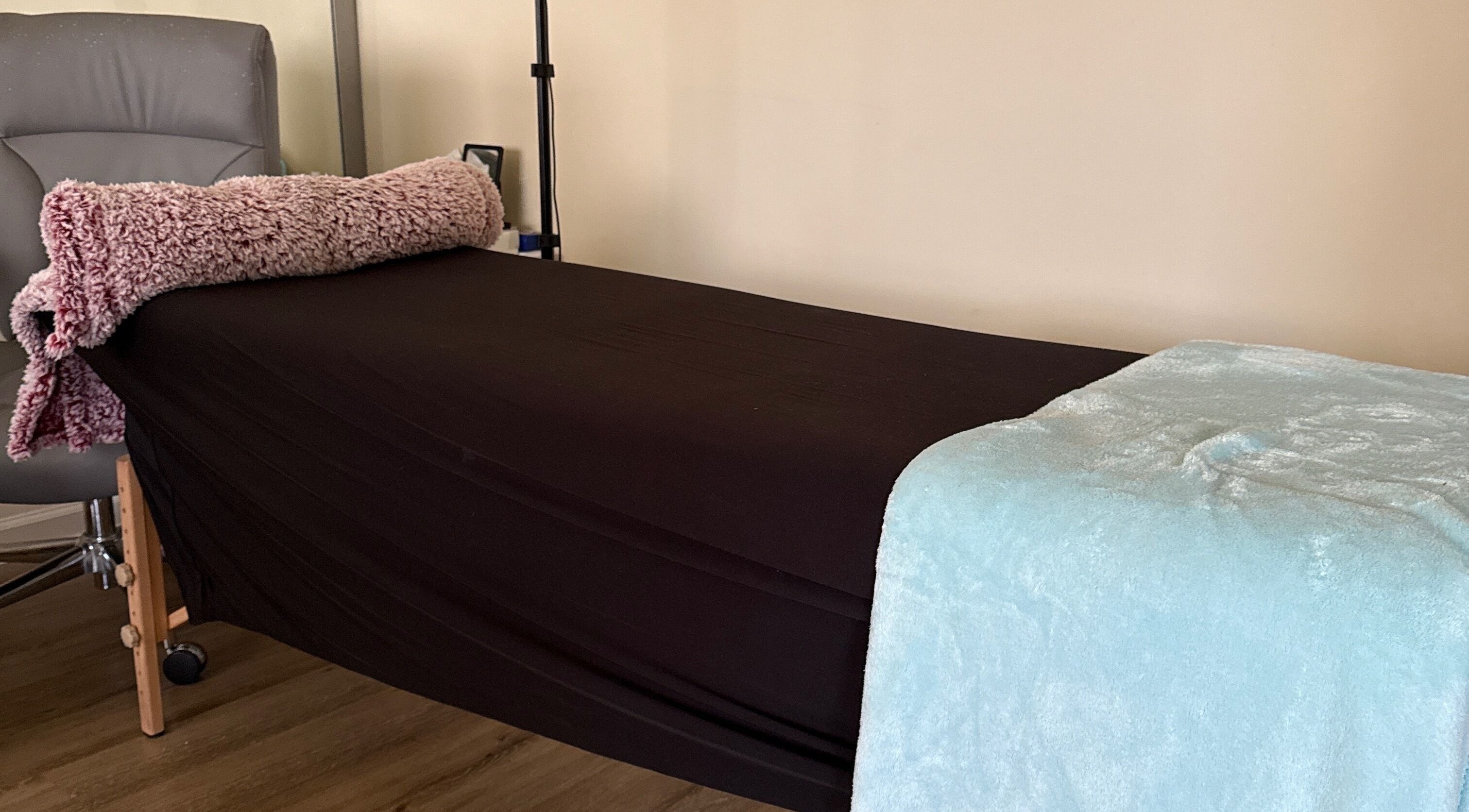 Sala de masajes acogedora en Queens Room, Salisbury, North Carolina, US.