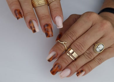 Nail art chic écaille de tortue à Melianails, Étoile-sur-rhône, Auvergne-rhône-alpes, FR.