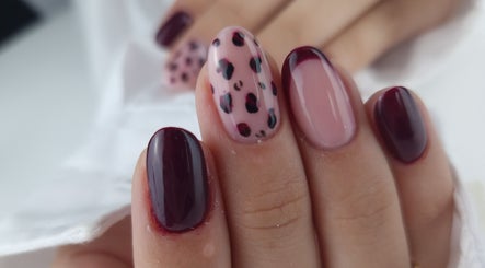 Manucure élégante chez Melianails, Étoile-sur-rhône, Auvergne-rhône-alpes, FR avec design léopard.