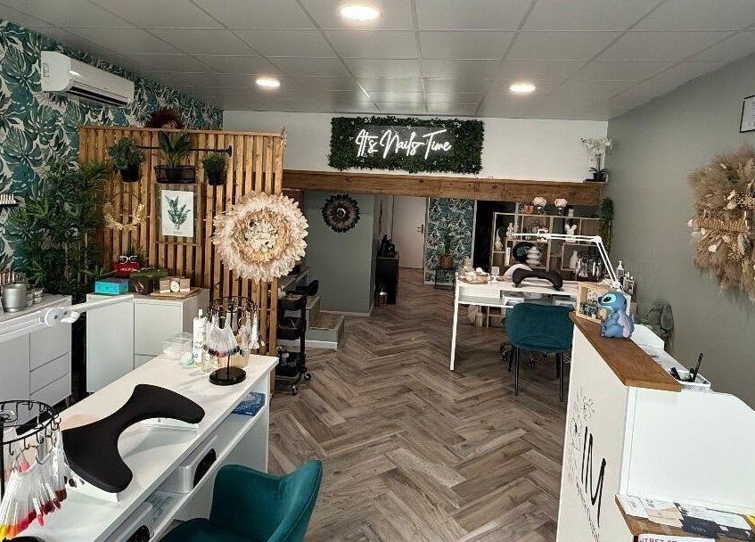 Salon Melianails à Étoile-sur-Rhône avec décoration naturelle et espace accueillant.