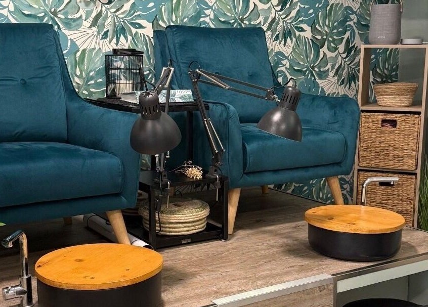 Coin pédicure chic chez Melianails à Étoile-sur-Rhône, Auvergne-Rhône-Alpes, FR avec fauteuils bleus confortables.
