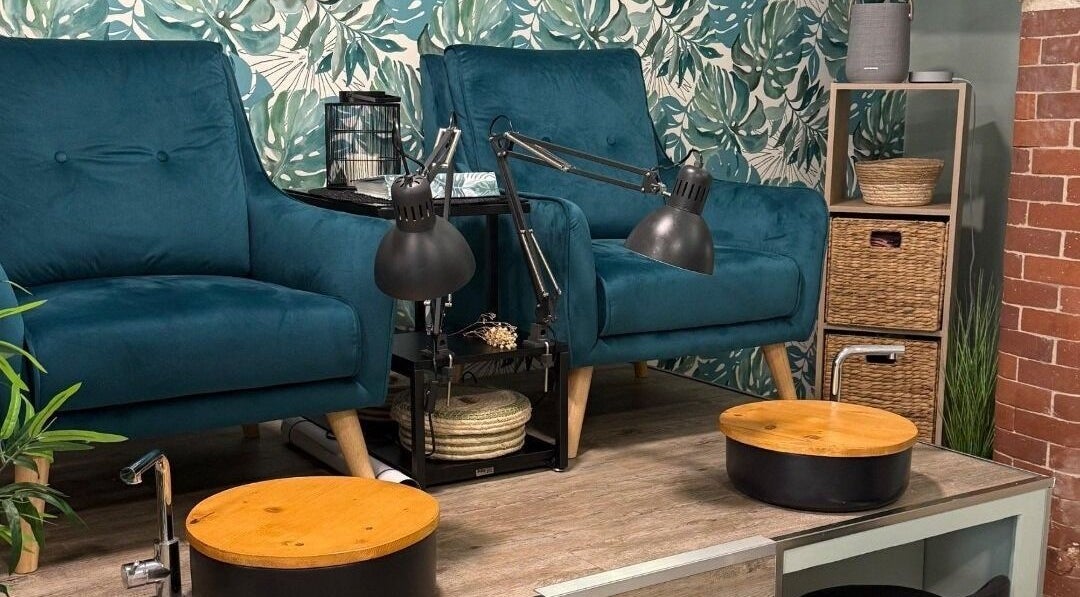 Coin pédicure chic chez Melianails à Étoile-sur-Rhône, Auvergne-Rhône-Alpes, FR avec fauteuils bleus confortables.