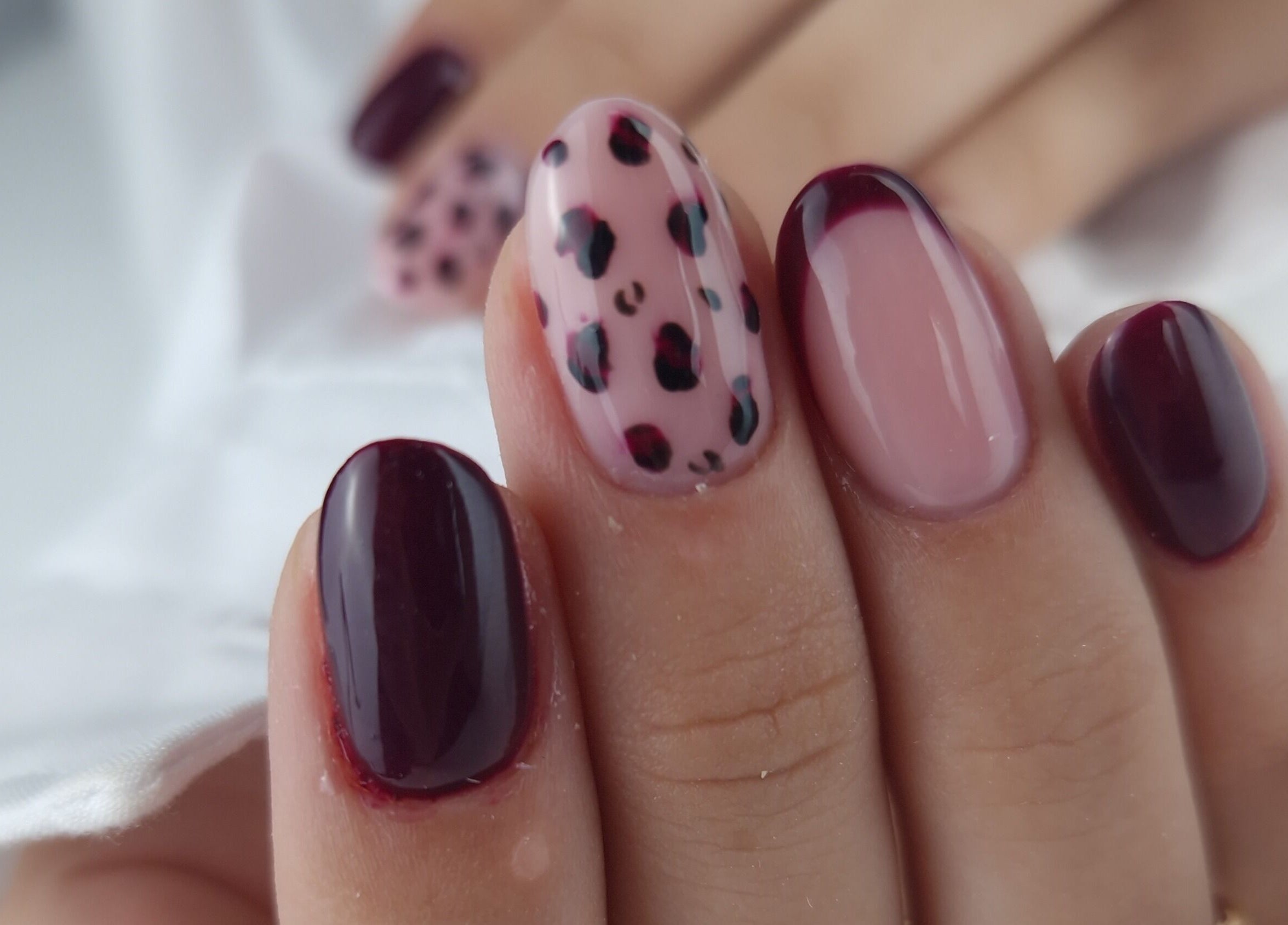 Manucure artistique chez Melianails, Étoile-sur-rhône, Auvergne-rhône-alpes, FR avec motifs léopard.