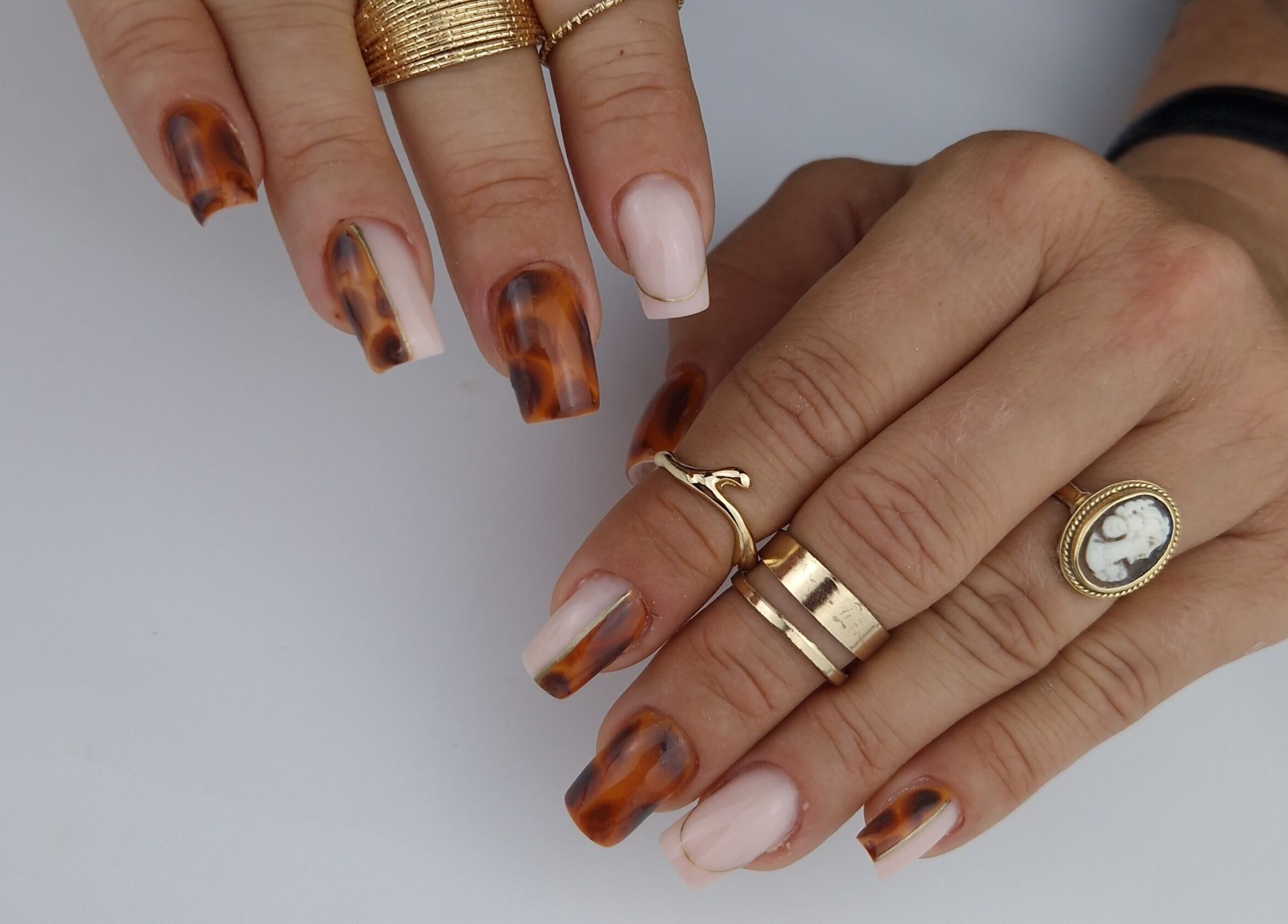 Manucure écaille moderne chez Melianails, Étoile-sur-Rhône, Auvergne-Rhône-Alpes, FR.