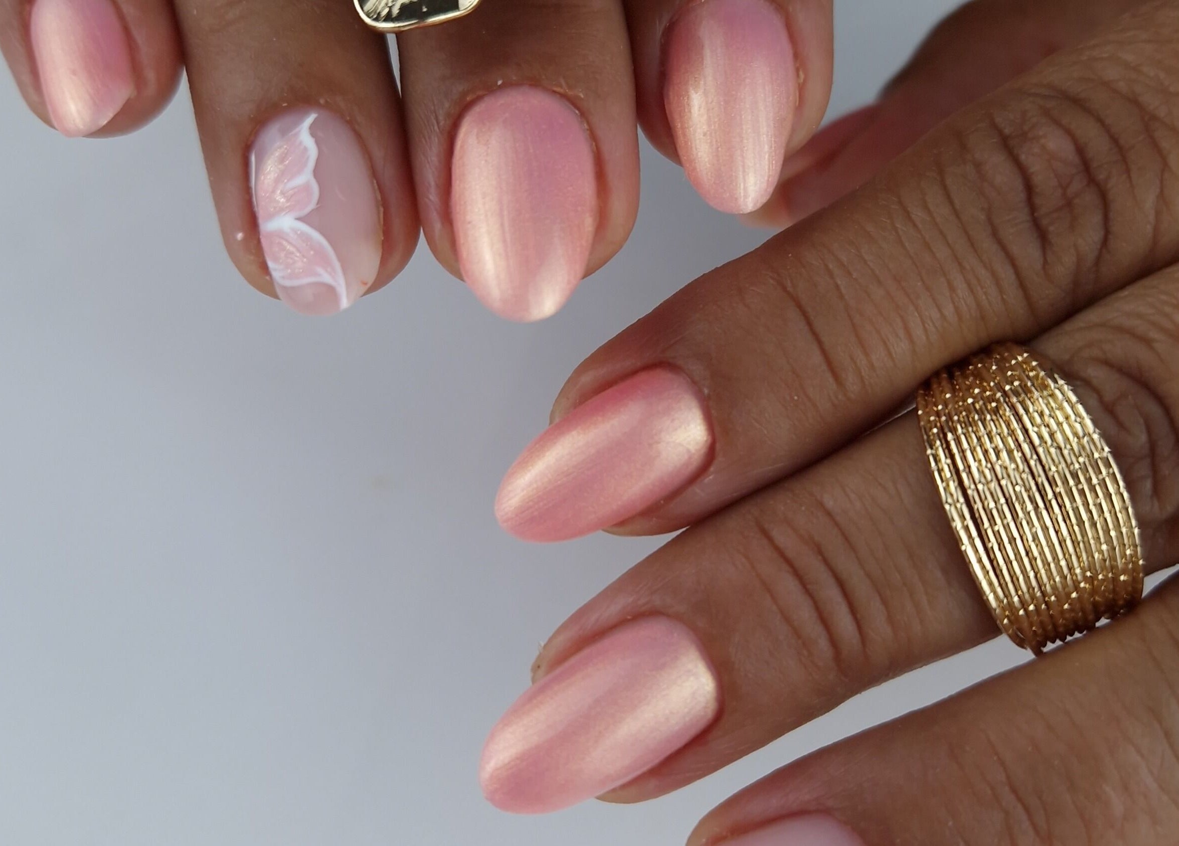 Nail art rose éclatante chez Melianails, Étoile-sur-rhône, Auvergne-rhône-alpes, FR.