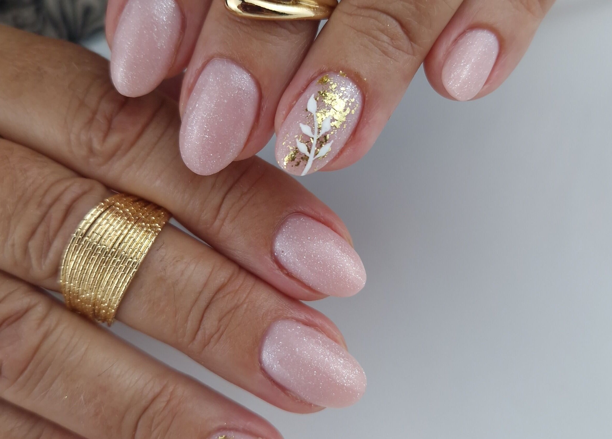 Magnifique manicure pailletée à Melianails, Étoile-sur-rhône, Auvergne-rhône-alpes, FR