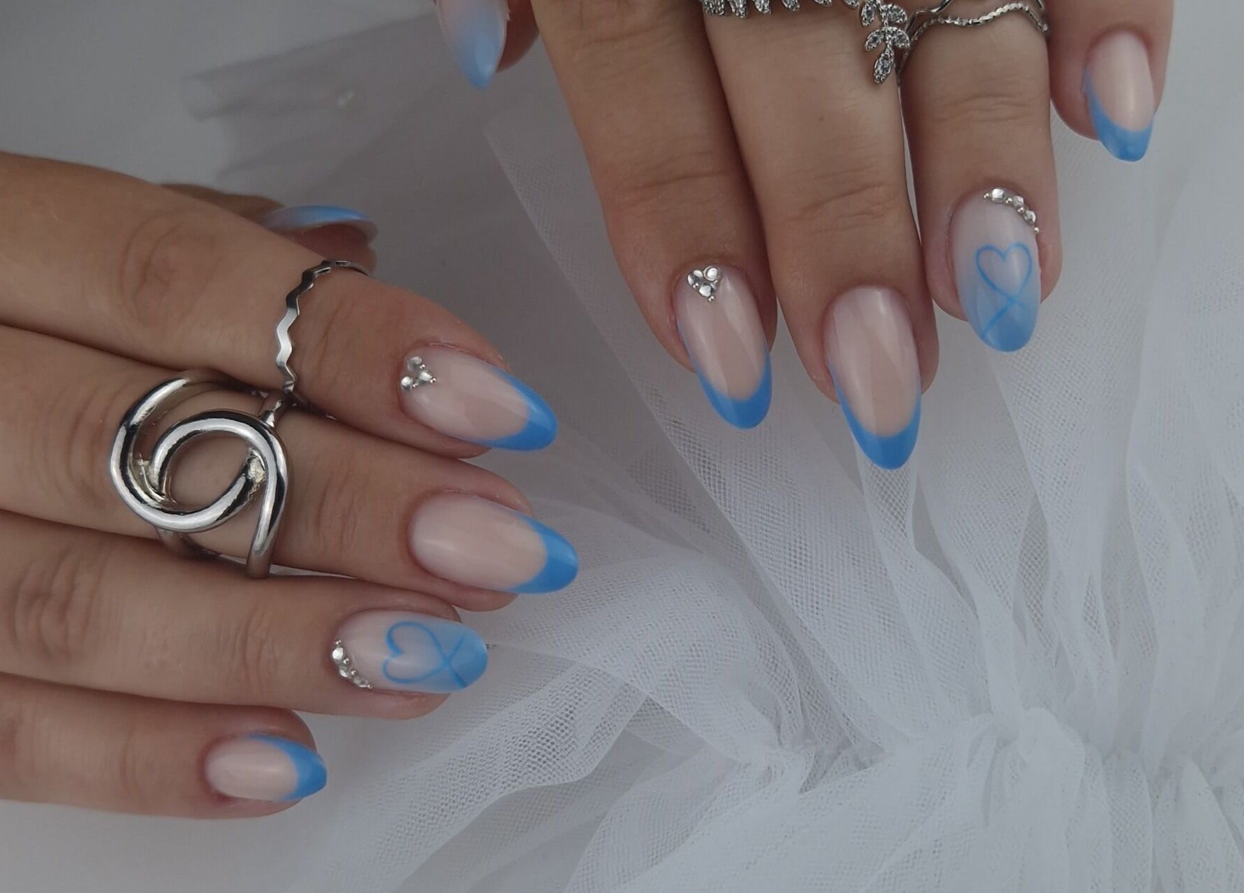 Manucure élégante avec des accents bleus chez Melianails, Étoile-sur-Rhône, Auvergne-Rhône-Alpes, FR.