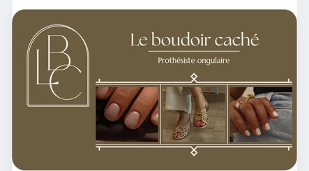 Design d'ongles élégant chez Le boudoir caché — Anaïs, Sauzet, Occitanie, FR, mettant en valeur des accessoires stylés.