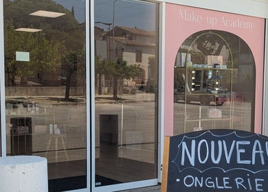 Entrée de la Make-up Academy à Le boudoir caché — Anaïs, Sauzet, Occitanie, FR avec enseigne 'Nouveau Onglerie'.