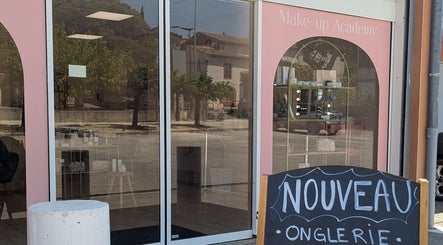 Entrée de la Make-up Academy à Le boudoir caché — Anaïs, Sauzet, Occitanie, FR avec enseigne 'Nouveau Onglerie'.