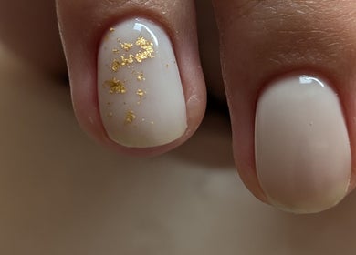 Manucure élégante avec paillettes dorées au Le boudoir caché — Anaïs, Sauzet, Occitanie, FR.