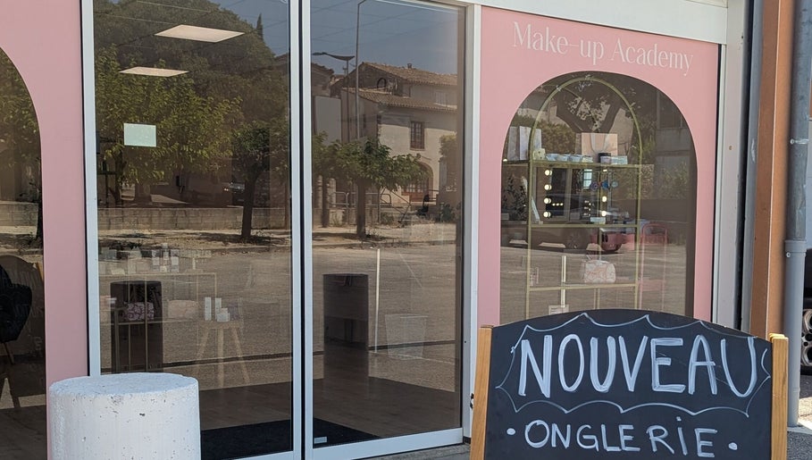 Façade élégante de Le Boudoir Caché — Anaïs à Sauzet, Occitanie, FR, affichant une nouvelle onglerie.