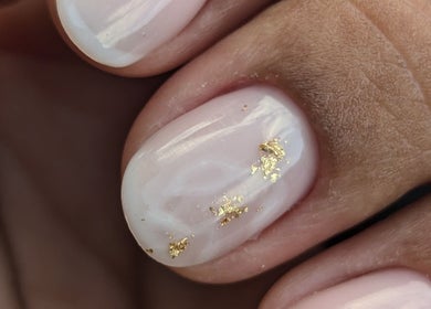 Manucure élégante avec touches dorées chez Le Boudoir Caché — Anaïs, Sauzet, Occitanie, FR.