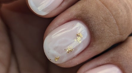 Manucure élégante avec touches dorées chez Le Boudoir Caché — Anaïs, Sauzet, Occitanie, FR.