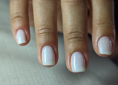 Manucure élégante à Le Boudoir Caché — Anaïs, Sauzet, Occitanie, FR. Ongles irisés soignés en gros plan.