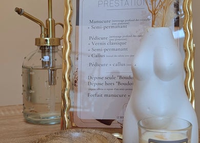 Élégant coin beauté à Le Boudoir Caché — Anaïs, Sauzet, Occitanie, FR avec spray et statue minimaliste.