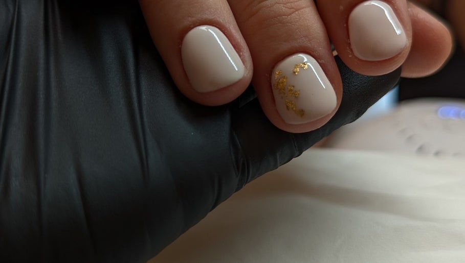 Manucure élégante chez Le Boudoir Caché | Manucure — Anaïs ✨, Sauzet, Occitanie, FR. Ongles nude avec feuille d'or.