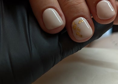 Manucure élégante chez Le Boudoir Caché | Manucure — Anaïs ✨, Sauzet, Occitanie, FR. Ongles nude avec feuille d'or.