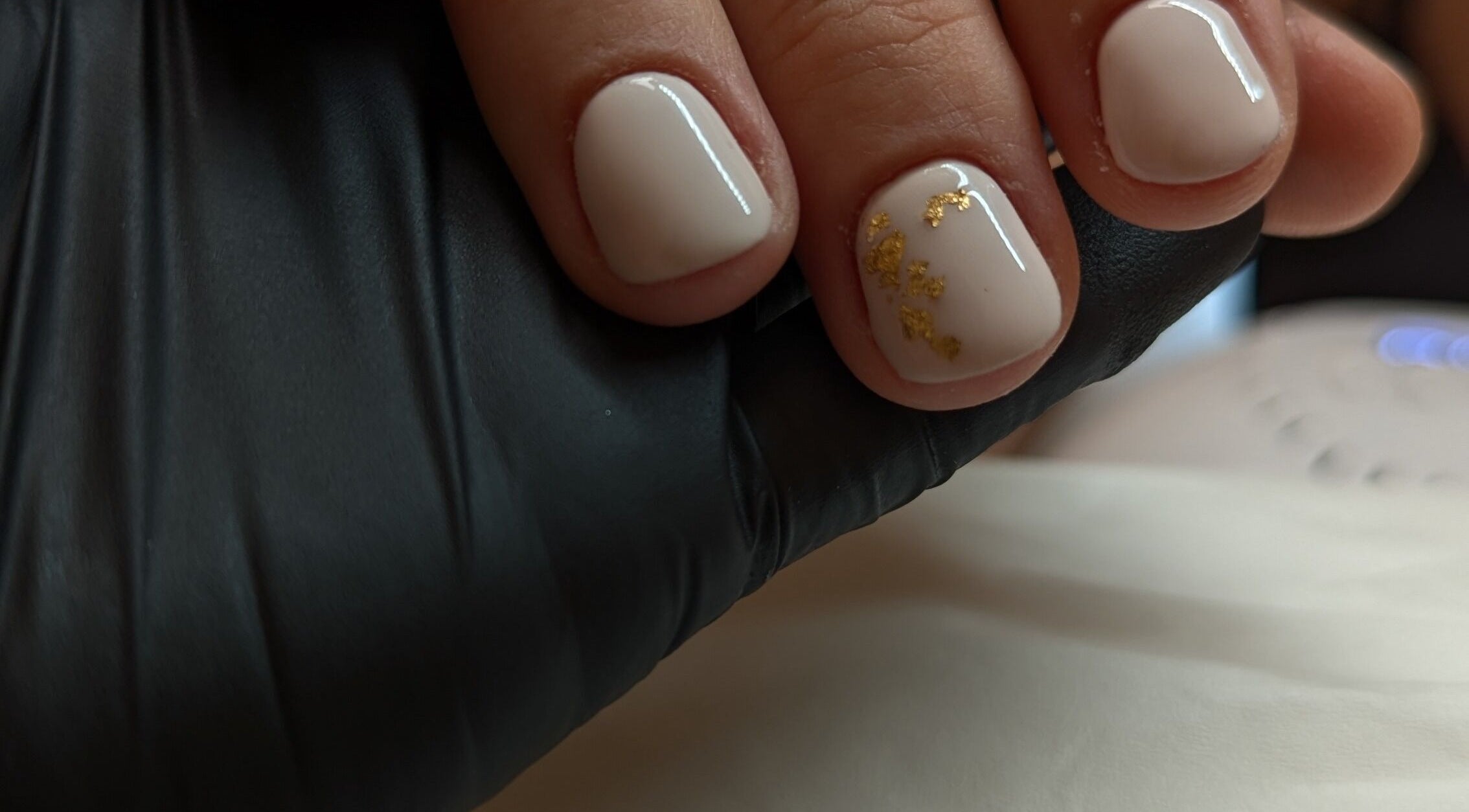 Manucure élégante chez Le Boudoir Caché | Manucure — Anaïs ✨, Sauzet, Occitanie, FR. Ongles nude avec feuille d'or.