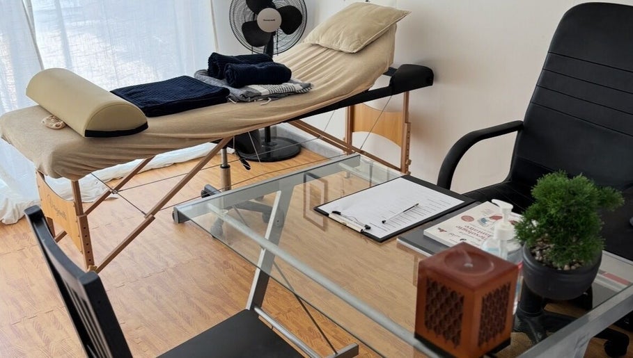 Salle de soins chez Yushin réflexologie et tatouages à Verdun-sur-Garonne, Occitanie, FR avec table de massage.