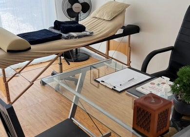 Salle de soins chez Yushin réflexologie et tatouages à Verdun-sur-Garonne, Occitanie, FR avec table de massage.