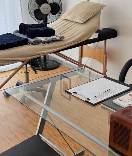Salle de soins chez Yushin réflexologie et tatouages à Verdun-sur-Garonne, Occitanie, FR avec table de massage.