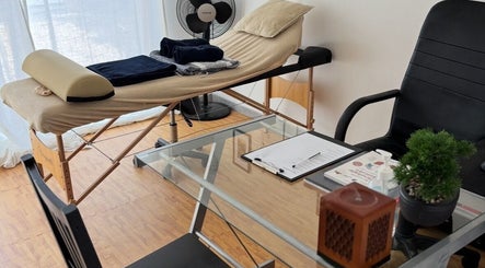 Salle de soins chez Yushin réflexologie et tatouages à Verdun-sur-Garonne, Occitanie, FR avec table de massage.