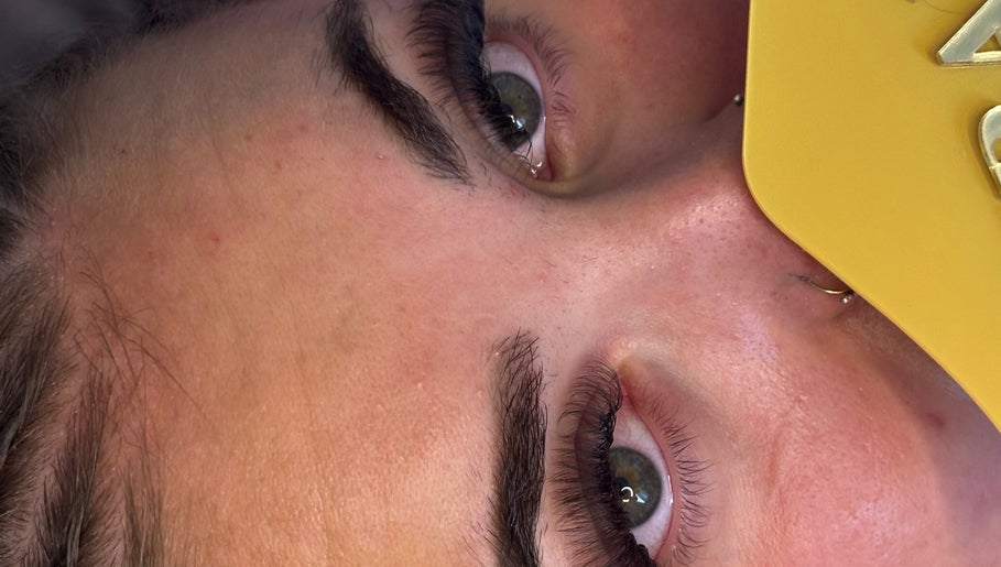 Gros plan sur extensions de cils à Mirada Azul, Dunkerque, Hauts-de-france, FR pour un regard captivant.