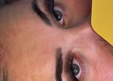 Gros plan sur extensions de cils à Mirada Azul, Dunkerque, Hauts-de-france, FR pour un regard captivant.