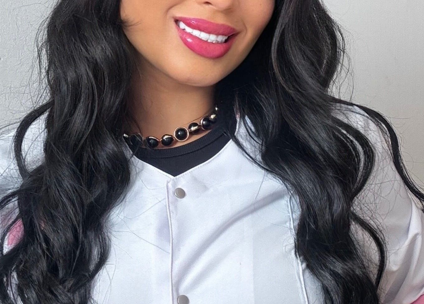 Profissional sorrindo na Ma Belle Estetica, Lisboa, Lisboa, PT, destacando atitude acolhedora e ambiente elegante.