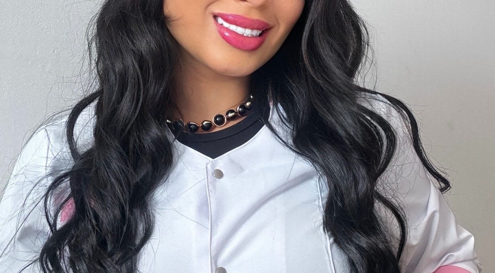 Profissional sorrindo na Ma Belle Estetica, Lisboa, Lisboa, PT, destacando atitude acolhedora e ambiente elegante.