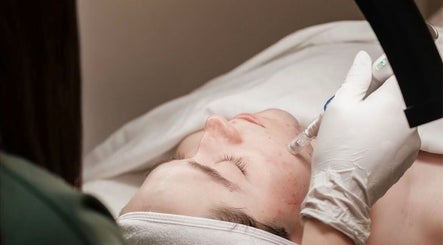 Tratamiento facial en Kairós Clinic, Concepción, Bío Bío, CL. Mejora la piel con cuidado experto.