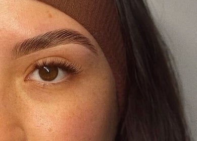 Cejas bien definidas y naturalidad en Kairós Clinic, Concepción, Bío Bío, CL.
