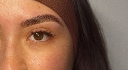 Cejas bien definidas y naturalidad en Kairós Clinic, Concepción, Bío Bío, CL.