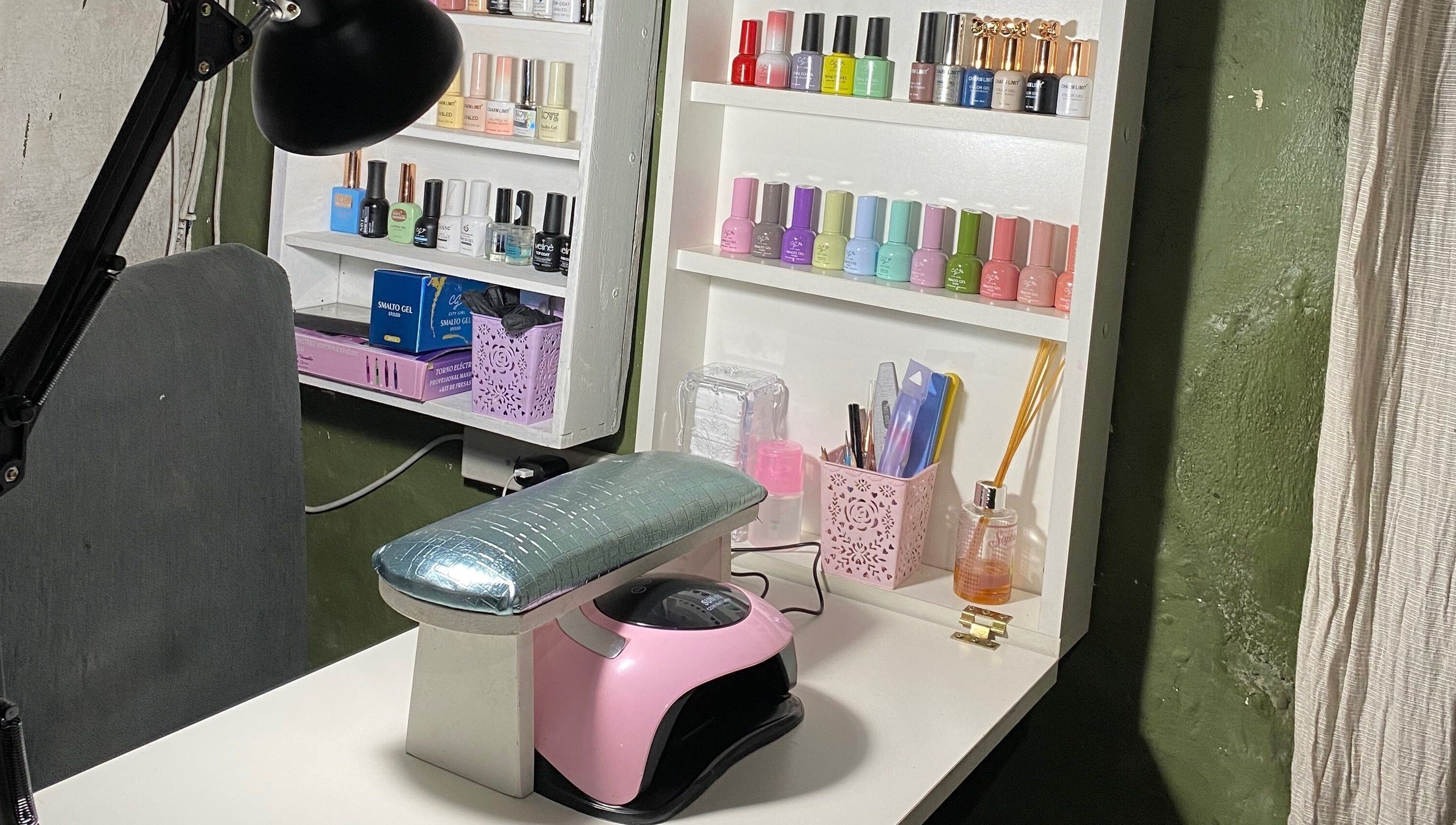 Estación de manicura en Cherie Nails, 9 De Julio, Provincia De Buenos Aires, AR, con esmaltes y lámpara UV.