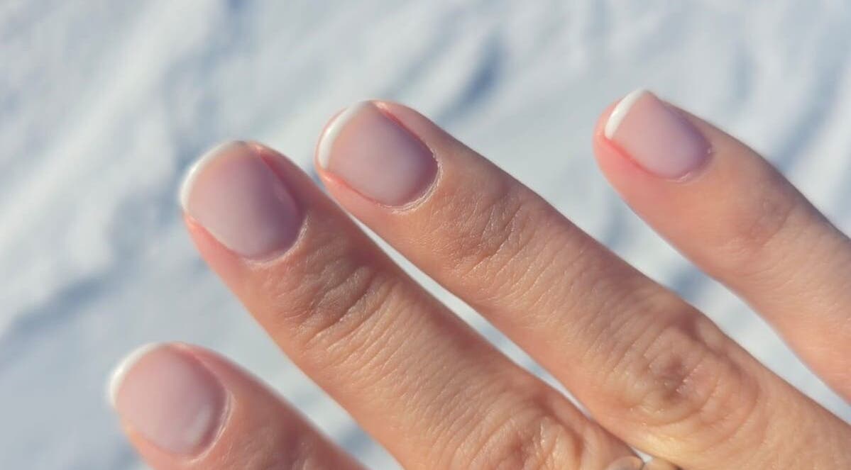 Manicura francesa en Cherie Nails, 9 De Julio, Provincia De Buenos Aires, AR. Uñas naturales y elegantes.