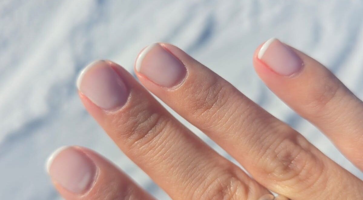 Manicura francesa en Cherie Nails, 9 De Julio, Provincia De Buenos Aires, AR. Uñas naturales y elegantes.