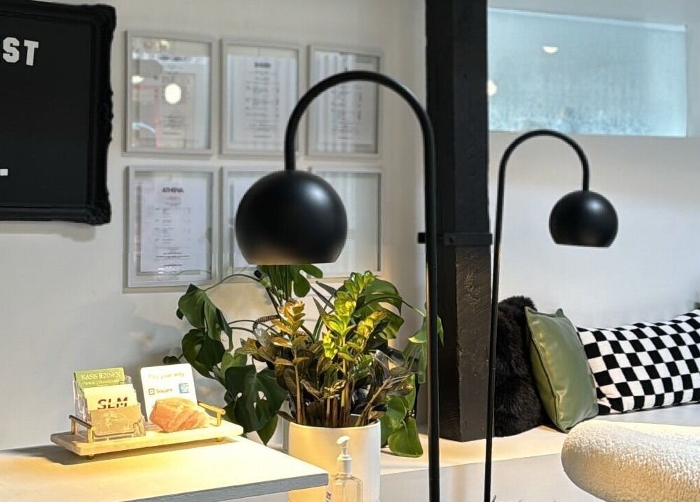 Inviting lounge at Diveyen Lash, Ottawa, CA with modern decor and lush plants.