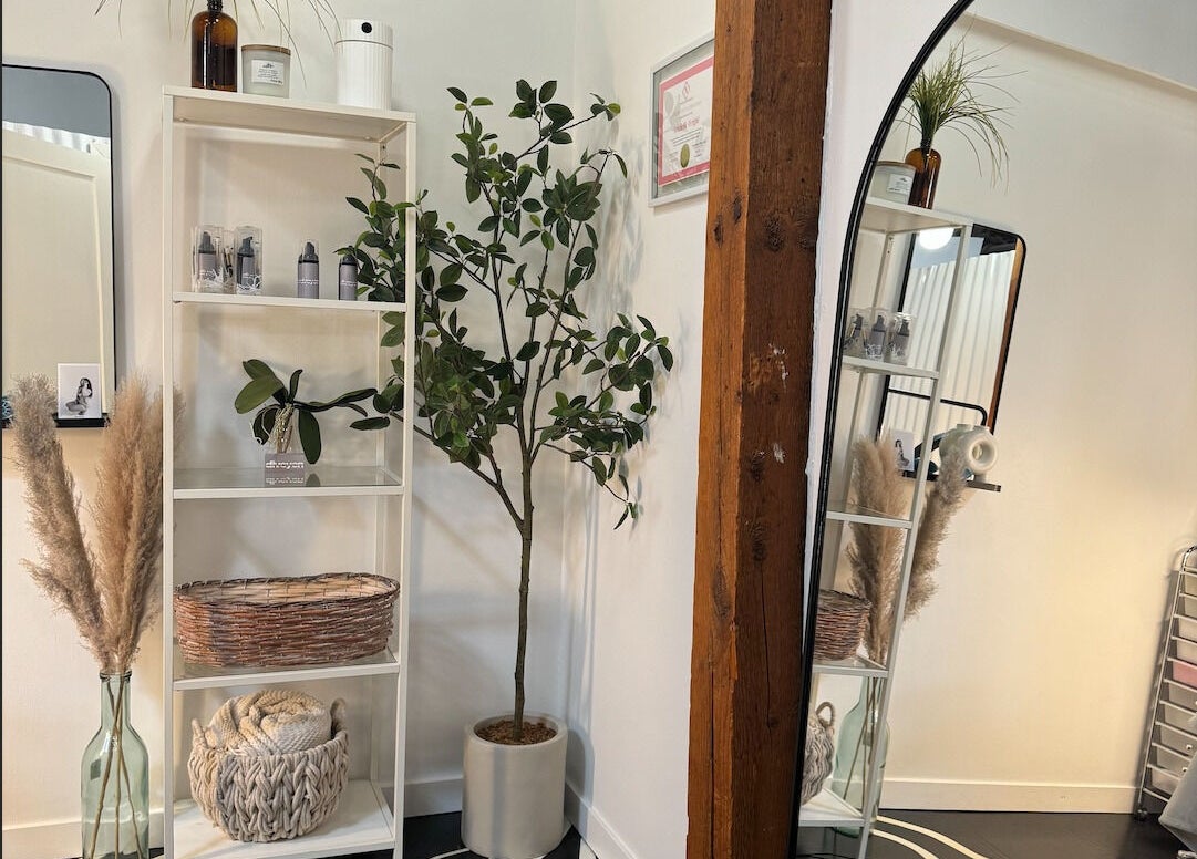 Calm decor at Diveyen Lash, Ottawa, CA with plants, mirror, and accessories enhancing the peaceful spa ambiance.