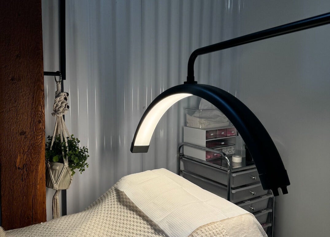 Lash extension bed in Diveyen Lash, Ottawa, CA, featuring ambient lighting and cozy decor.